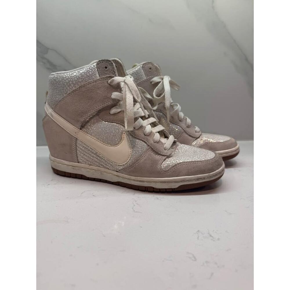 Nike Women's Athletic Shoes in Gray and Cream